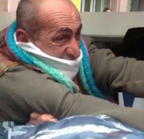 Ոստիկանները բերանը կարած հացադուլավորին ուժով հեռացրեցին նախագահականի մոտից (ՏԵՍԱՆՅՈՒԹ)