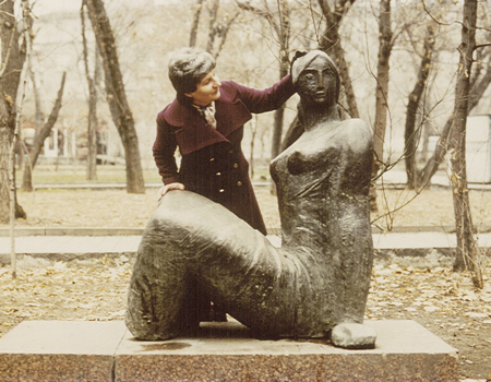 Kyurkchyan-with-statue