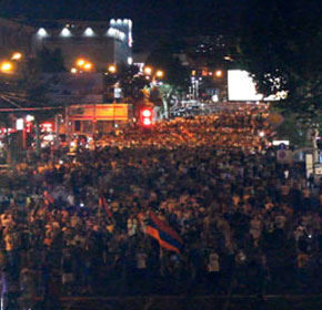 Thousands Again Rally in Yerevan in Support of Erebuni Gunmen (Video) ert1.jpg